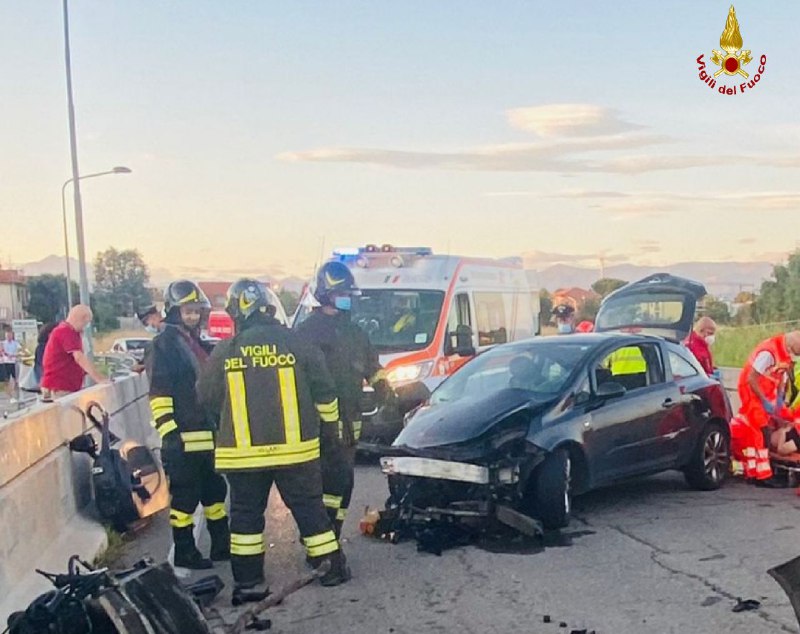 incidente Vimercate auto contro ostacolo pompieri Vigili del Fuoco