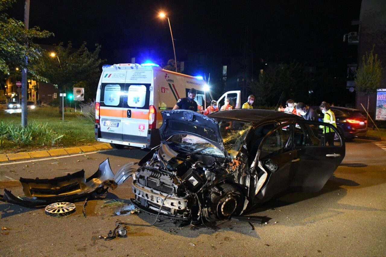 “Salta” la rotonda e finisce contro un albero