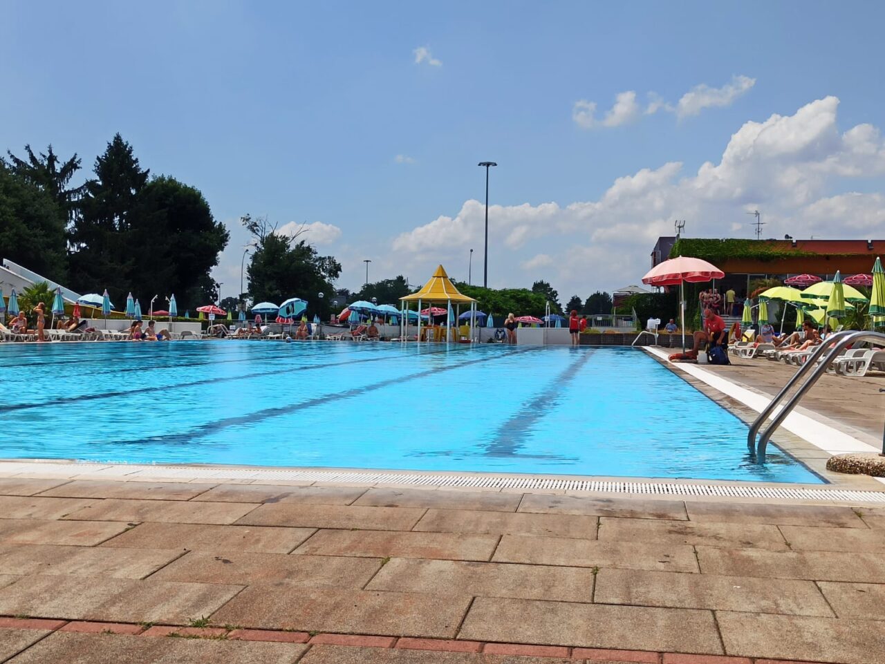 Perdite in piscina, tappate (per ora) le infiltrazioni d’acqua
