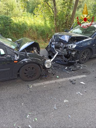 Frontale tra automobili: due persone ferite