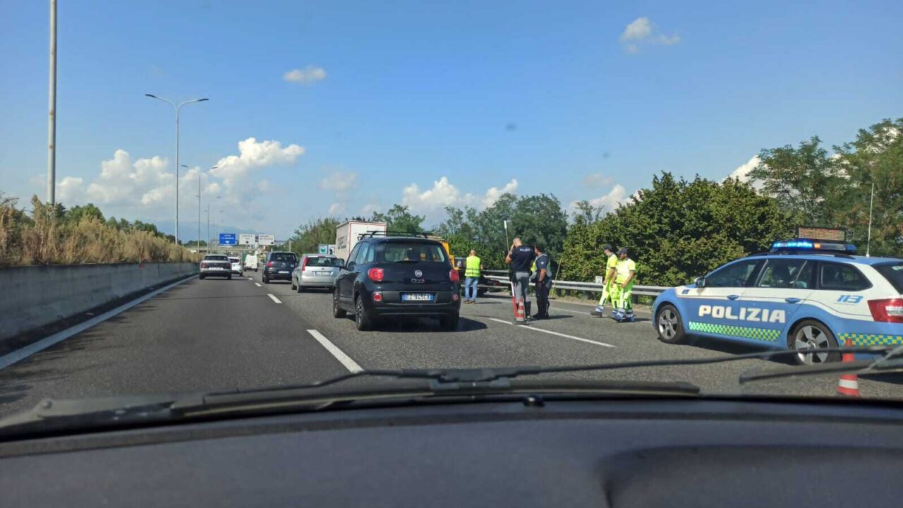 Auto fuori strada, traffico in tilt in Valassina
