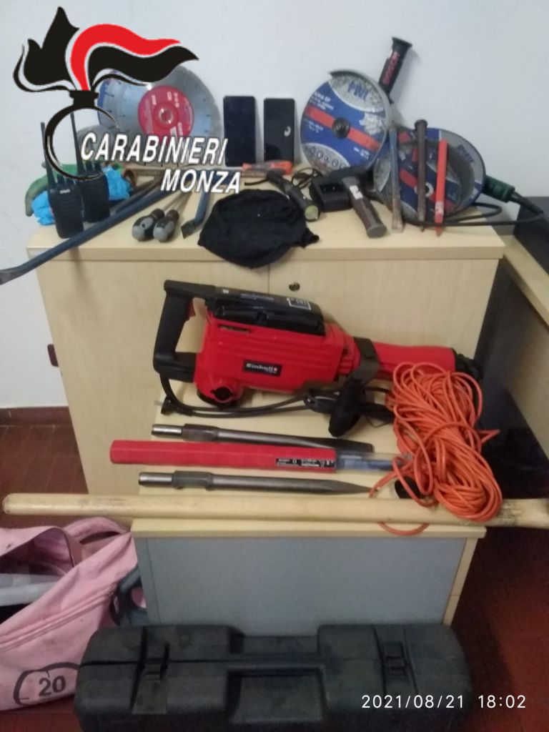 Senza patente, tenta la fuga dai Carabinieri in contromano