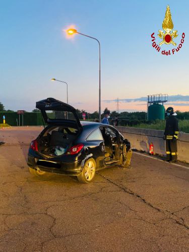 incidente Vimercate auto contro ostacolo pompieri Vigili del Fuoco