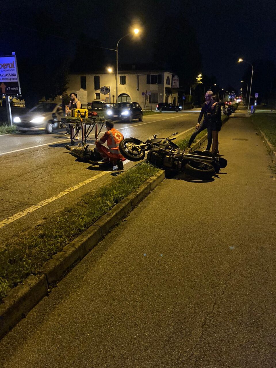 Incidente tra auto e moto a Lentate, centauro in ospedale