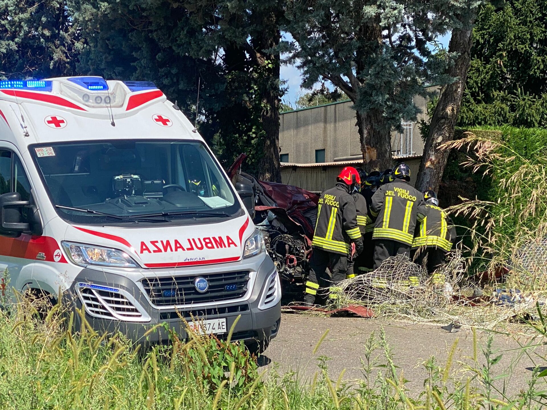 incidente mortale Misinto carabinieri auto distrutta
