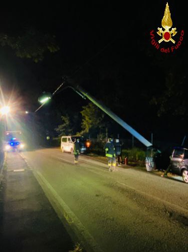 incidente Arcore viale Brianza pompieri palo distrutto