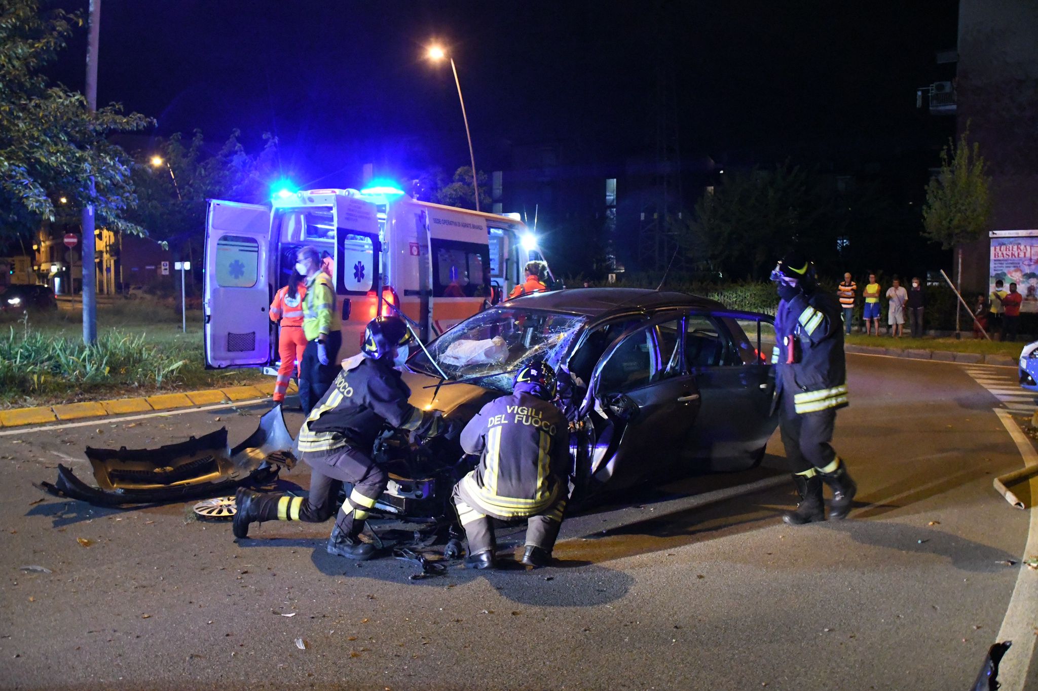 automobile incidente Monza pompieri