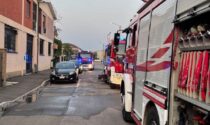 Incendio fuori da un capannone, intervengono i pompieri