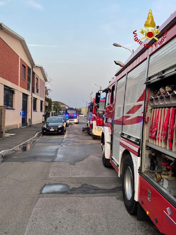 Incendio fuori da un capannone, intervengono i pompieri
