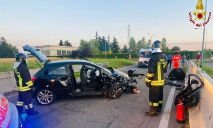 Auto contro il guard rail, tre giovani feriti