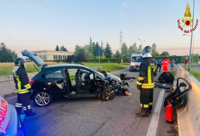 incidente Vimercate auto contro ostacolo pompieri Vigili del Fuoco