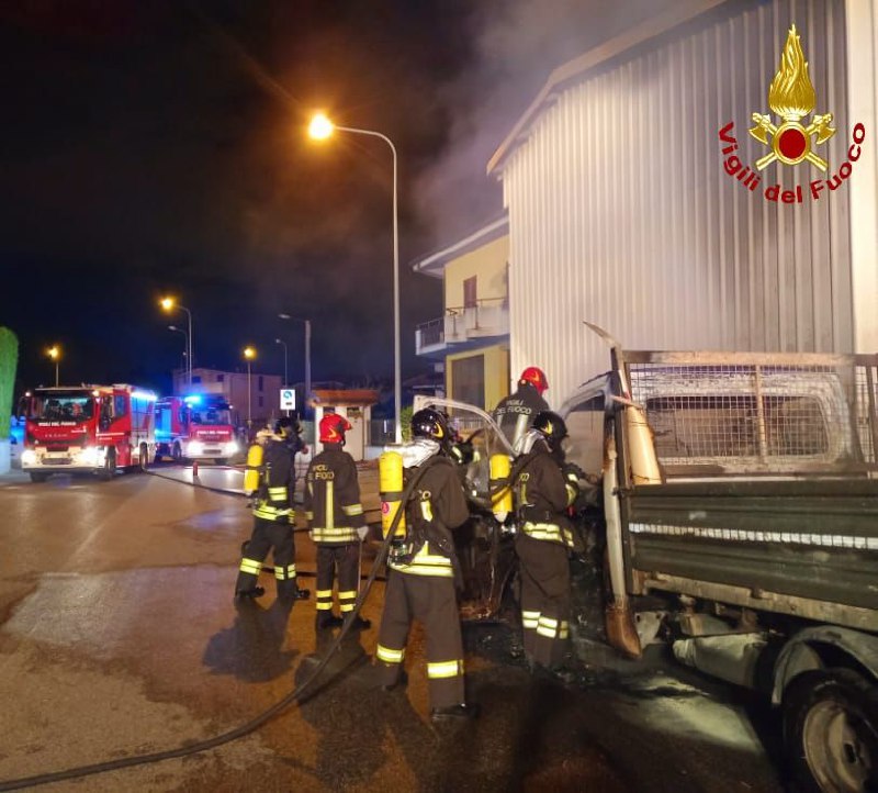 incendio furgoni Meda pompieri vigili del fuoco
