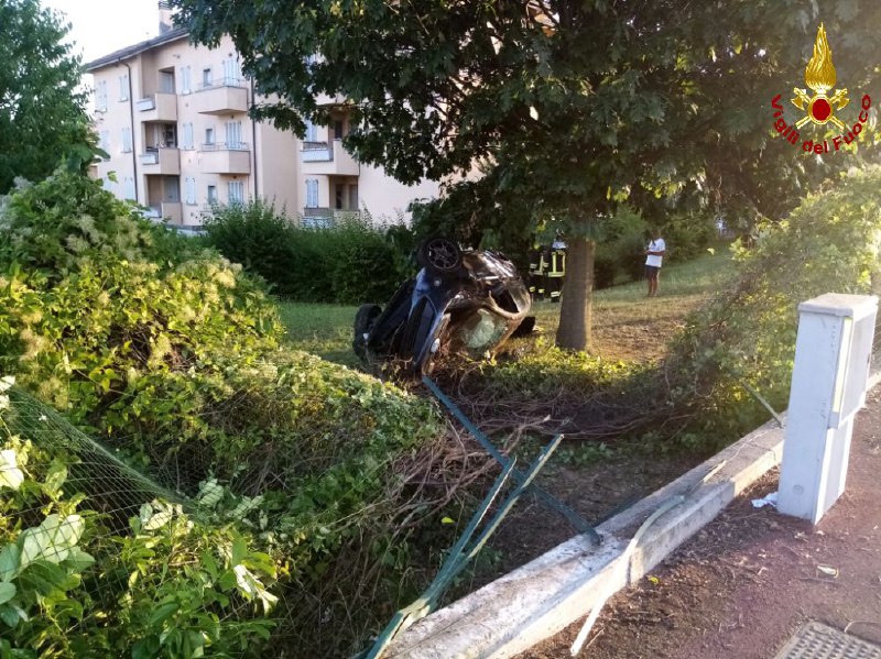 incidente Agrate auto ribaltata