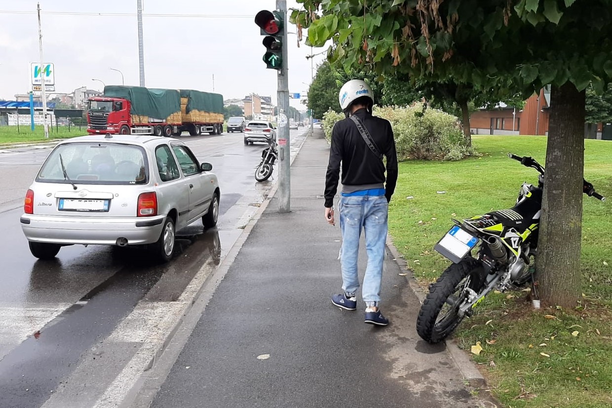 Incidente tra auto e moto a Desio, paura per due 17enni