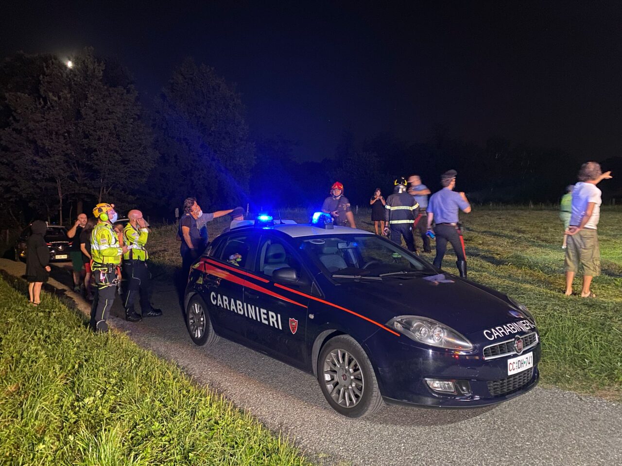 Grande mobilitazione  ieri sera a  Besana per la (presunta) caduta di un deltaplano