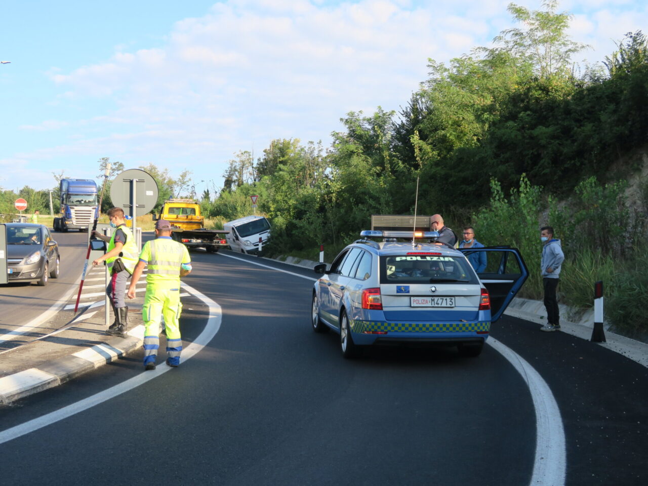 Briosco Il furgone finito nel fosso
