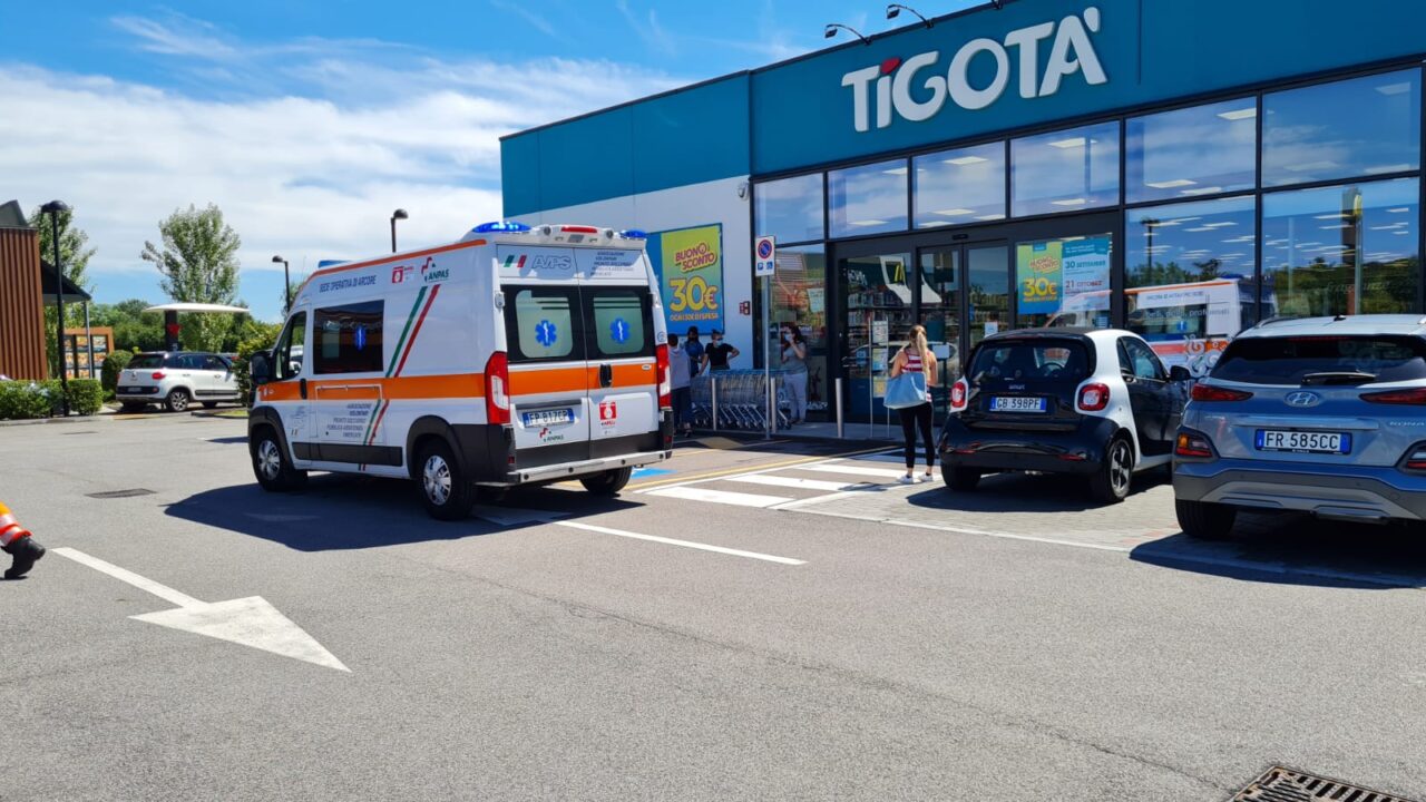 Bimbo resta chiuso in macchina, la mamma spacca il finestrino per liberarlo