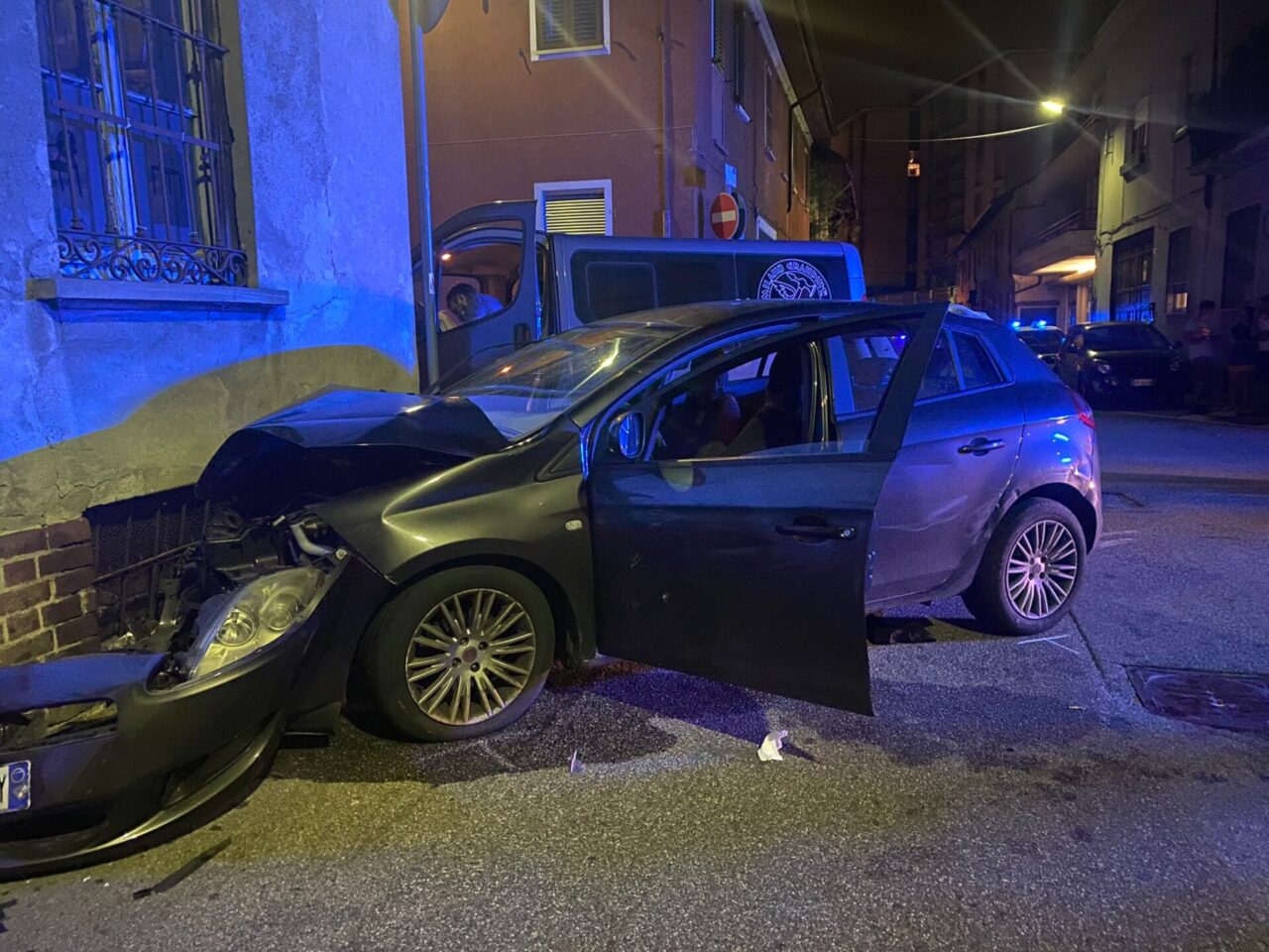Schianto tra auto e furgoncino: in cinque dritti in ospedale