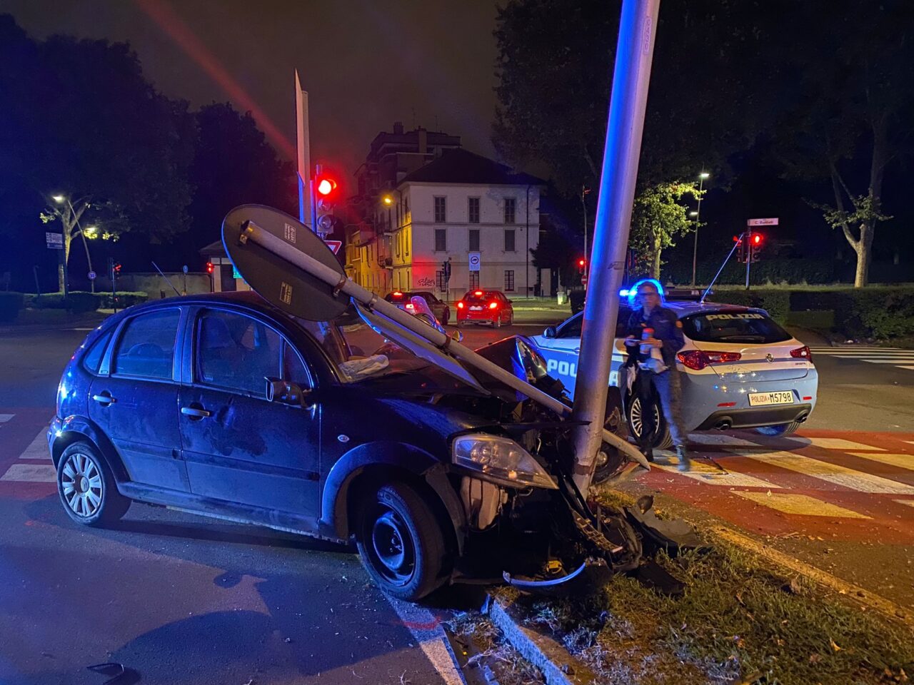 Perde il controllo dell’auto e finisce contro un palo