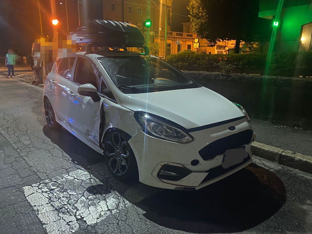 Scontro tra due auto, coinvolti diversi giovani