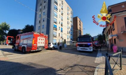 Incendio al settimo piano di uno stabile: pompieri al lavoro