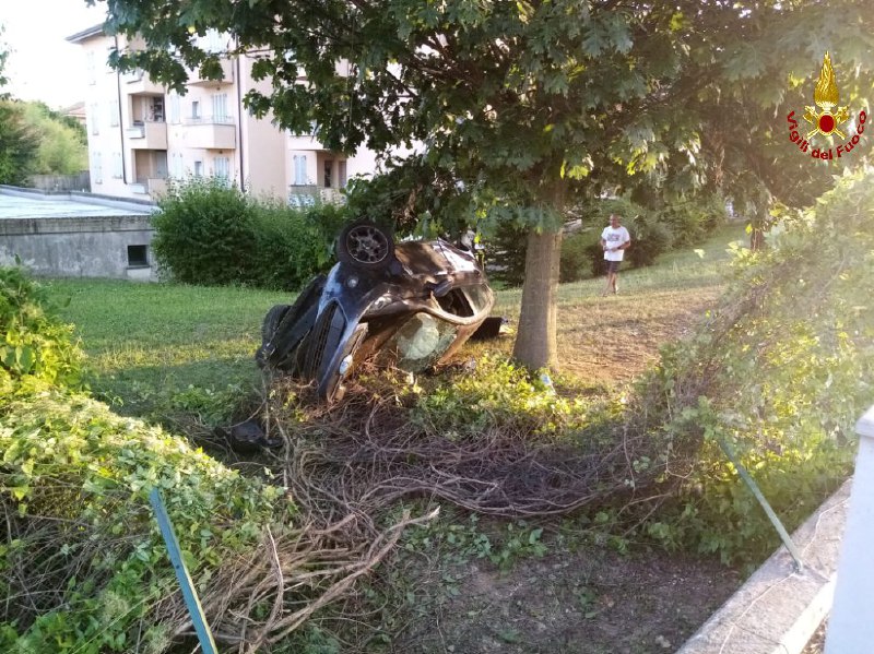 incidente Agrate auto ribaltata