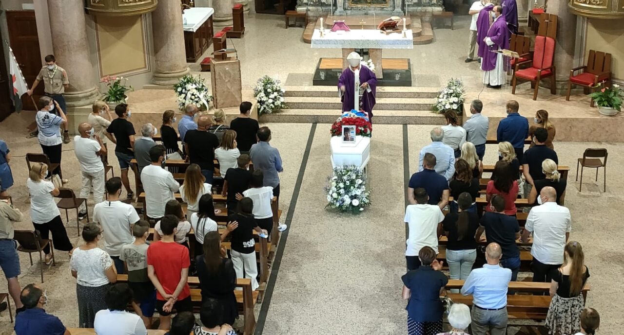 Chiesa gremita per l’ultimo saluto a Manuel