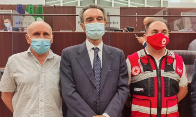 Bus in fiamme sulla Statale 36: cittadinanza onoraria ad autista e animatore che salvarono 25 ragazzi