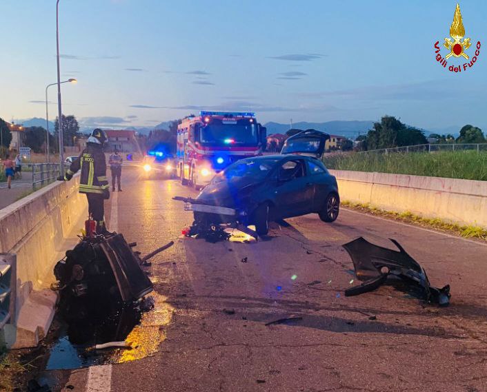 incidente Vimercate auto contro ostacolo pompieri Vigili del Fuoco