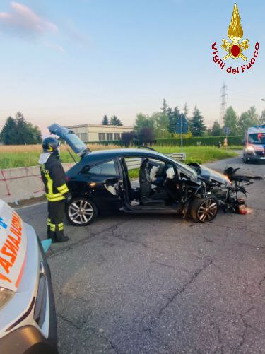 incidente Vimercate auto contro ostacolo pompieri Vigili del Fuoco