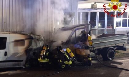A fuoco due furgoni posteggiati in strada