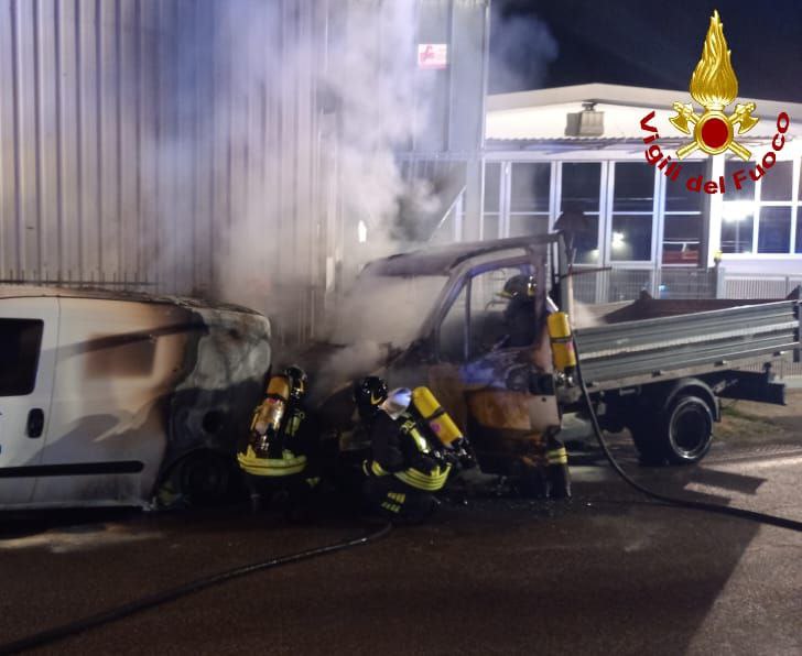 incendio furgoni Meda pompieri vigili del fuoco