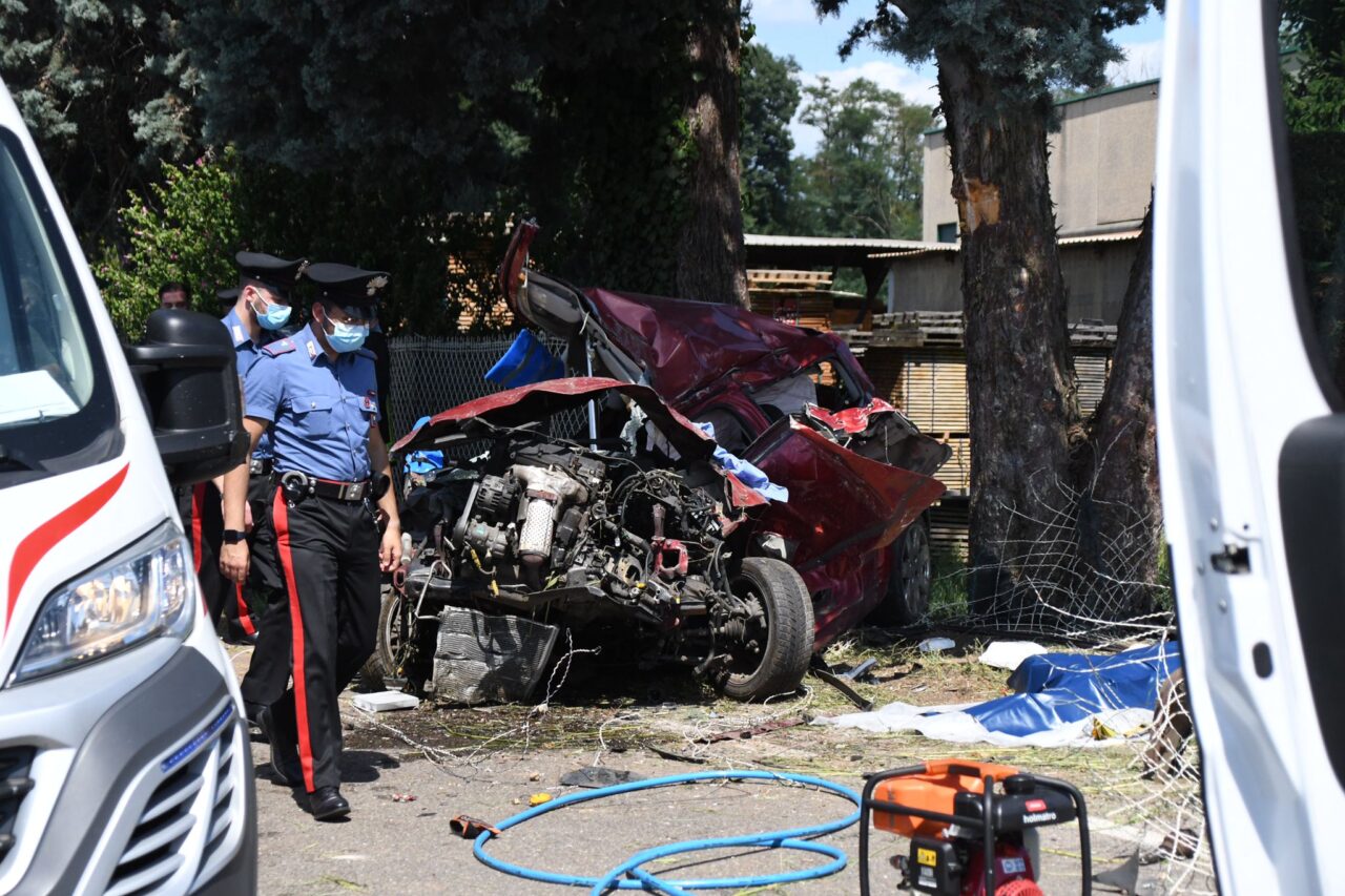 Esce di strada e finisce contro un muro: muore automobilista
