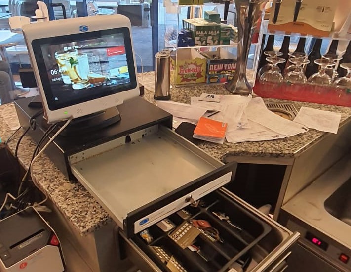 Ladri in caffetteria fuggono con le monete