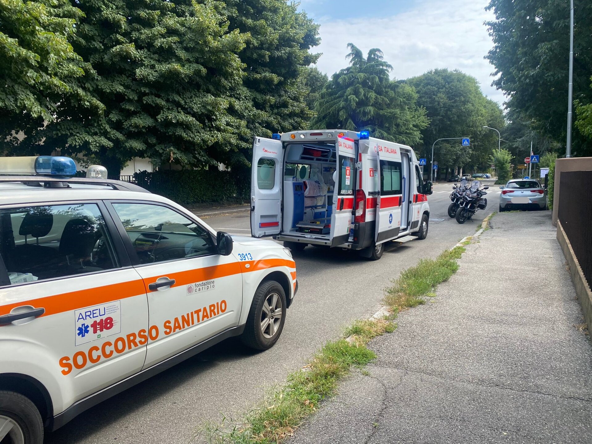 incidente Monza adolescente precipita da palazzo carabinieri ambulanza