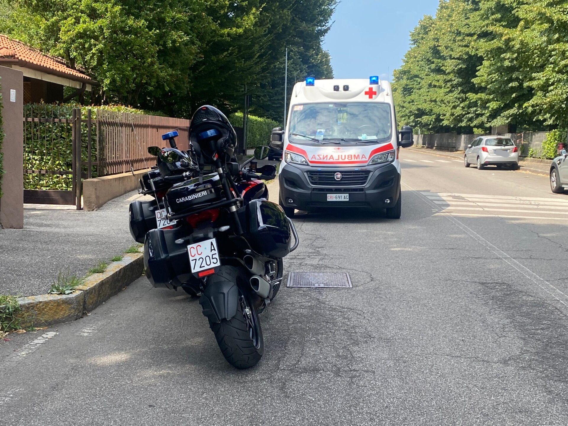 incidente Monza adolescente precipita da palazzo carabinieri ambulanza