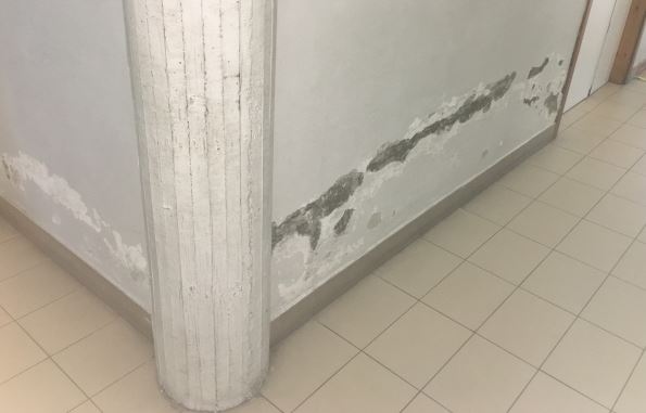 Porte senza maniglioni antipanico e infiltrazioni: “La palestra non è sicura”