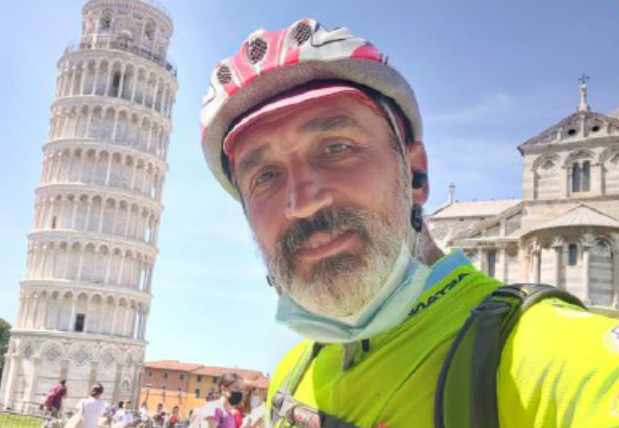 Gira l’Italia in bici e raccoglie fondi per gli animali