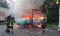 Furgone a fuoco in un parcheggio: Vigili del fuoco a Limbiate