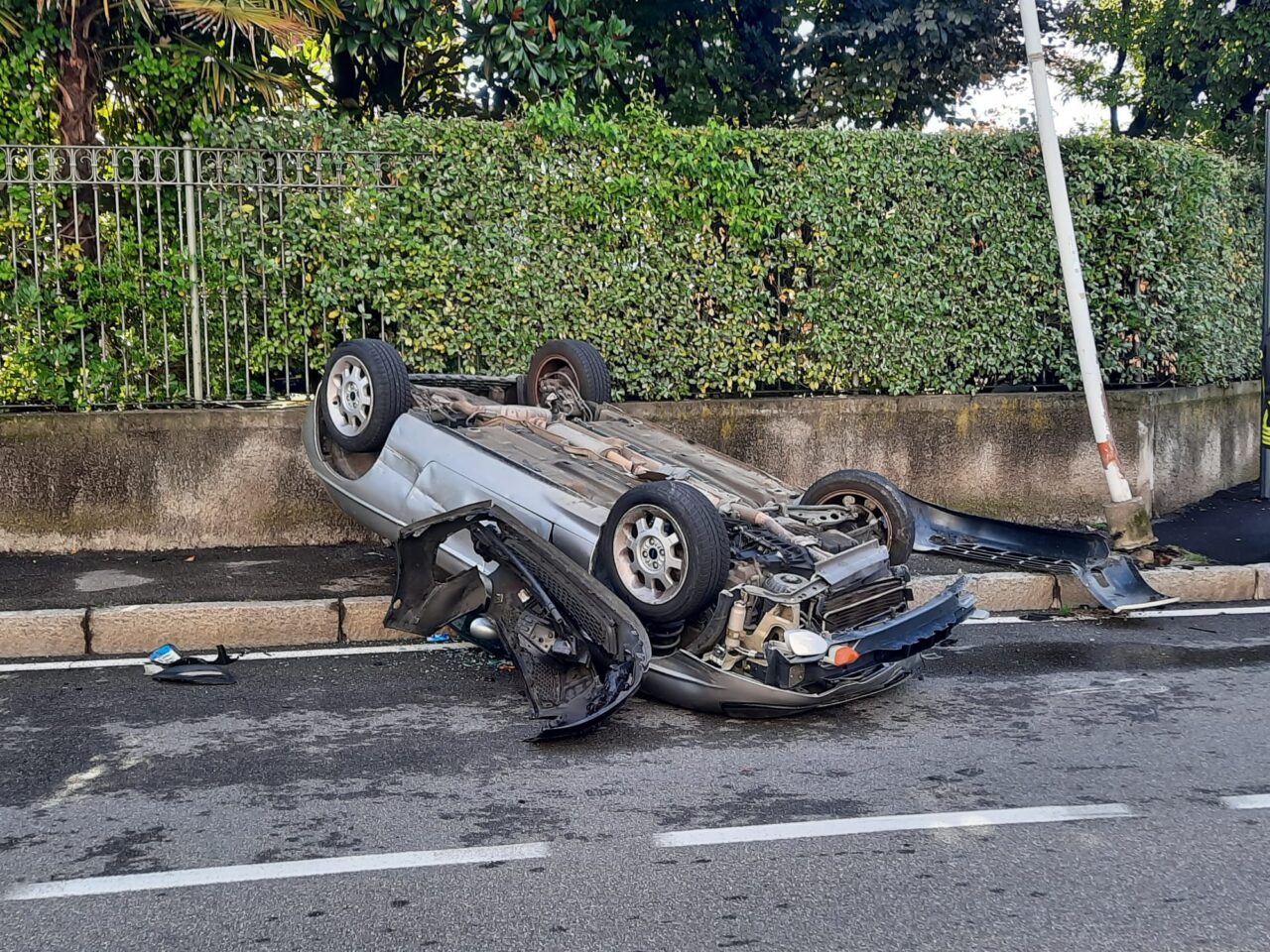 Auto si ribalta, sfiorata la tragedia
