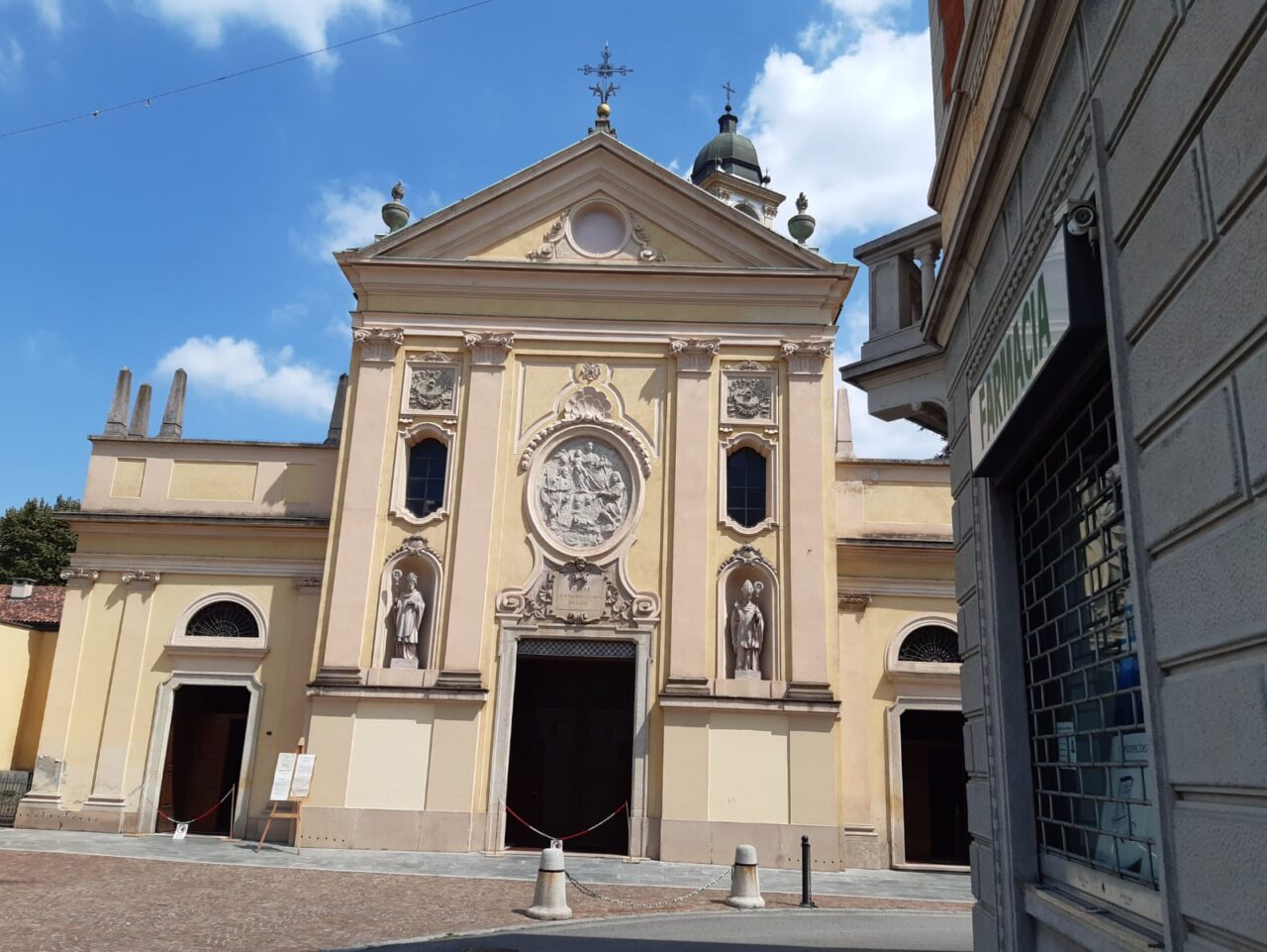 Sacerdote aggredito e derubato a Monza