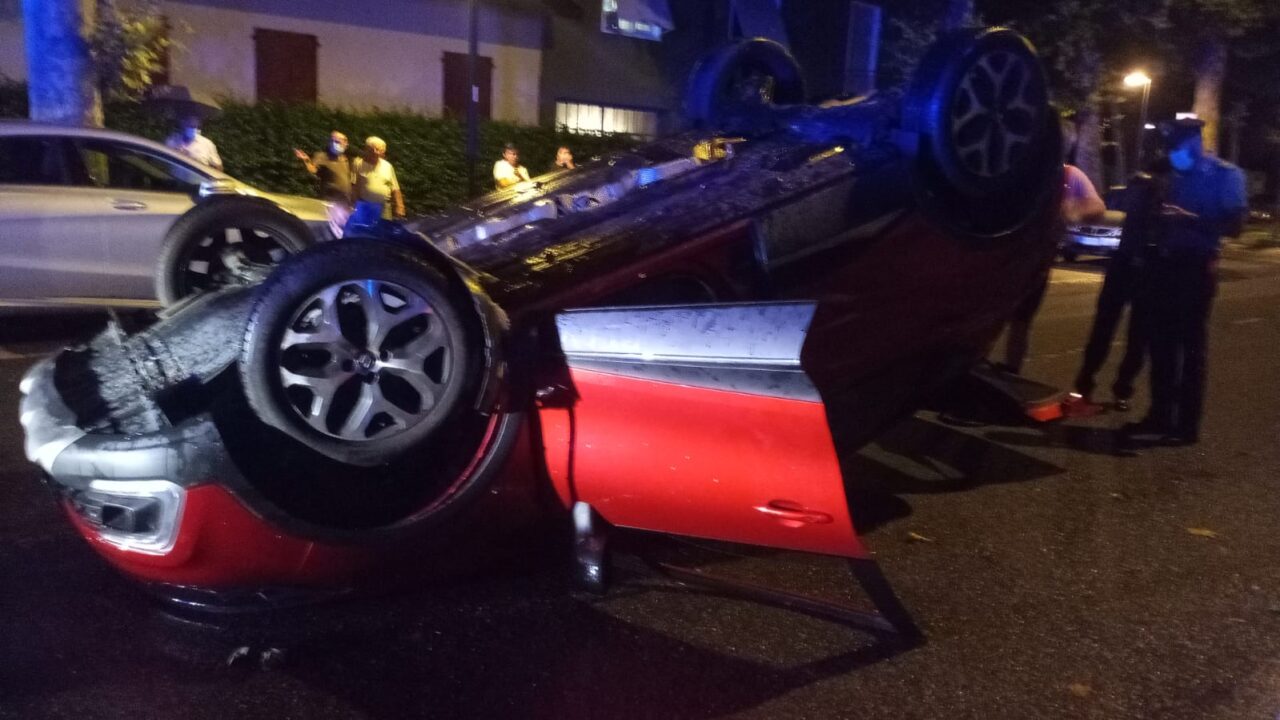 Auto si ribalta in via Meredo, 19enne in ospedale