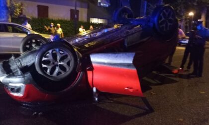 Auto si ribalta in via Meredo, 19enne in ospedale