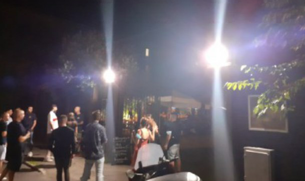 Stanca dei fracassoni lancia bottiglie e barattoli dalla finestra rischiando di colpire una bambina