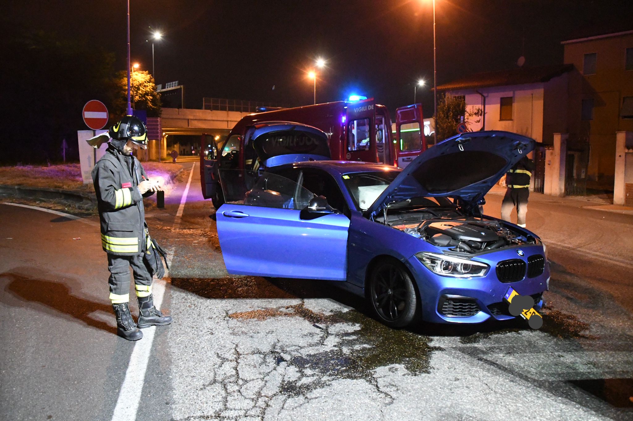 Monza incidente auto abbandonata pompieri