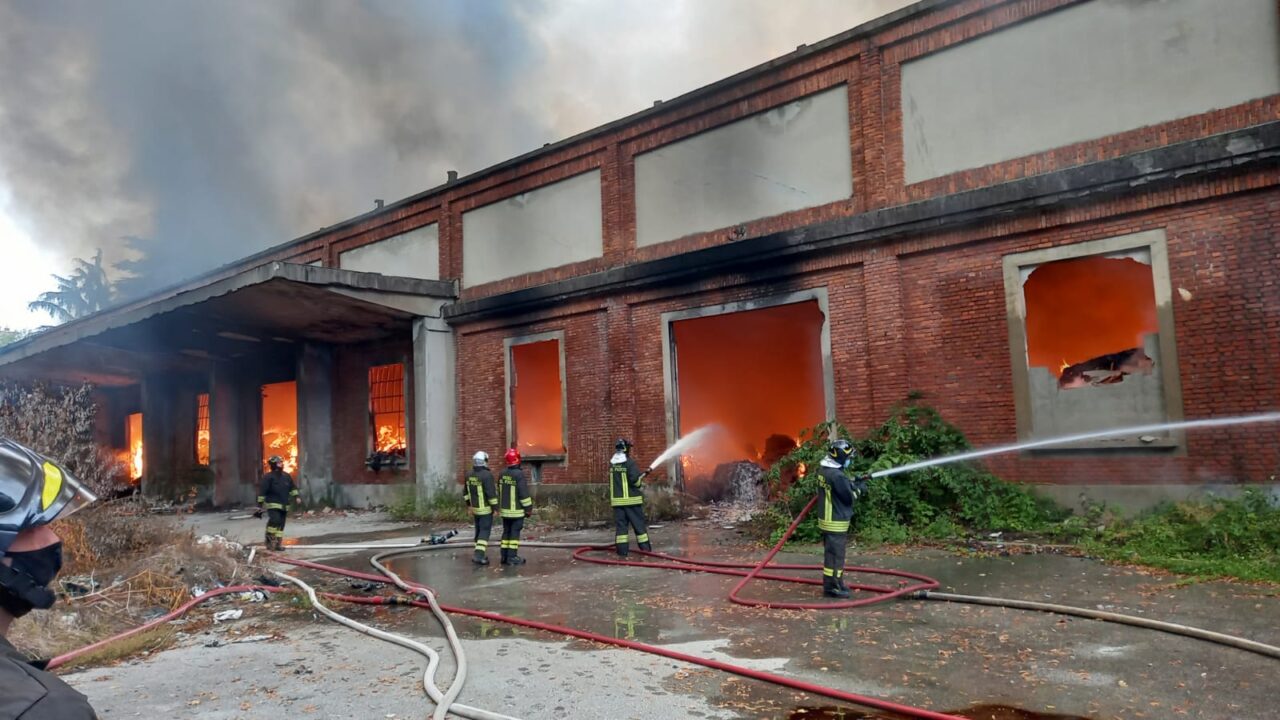 Vasto incendio nei capannoni dell’ex Snia, Vigili del Fuoco al lavoro