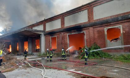 Vasto incendio nei capannoni dell'ex Snia, Vigili del Fuoco al lavoro