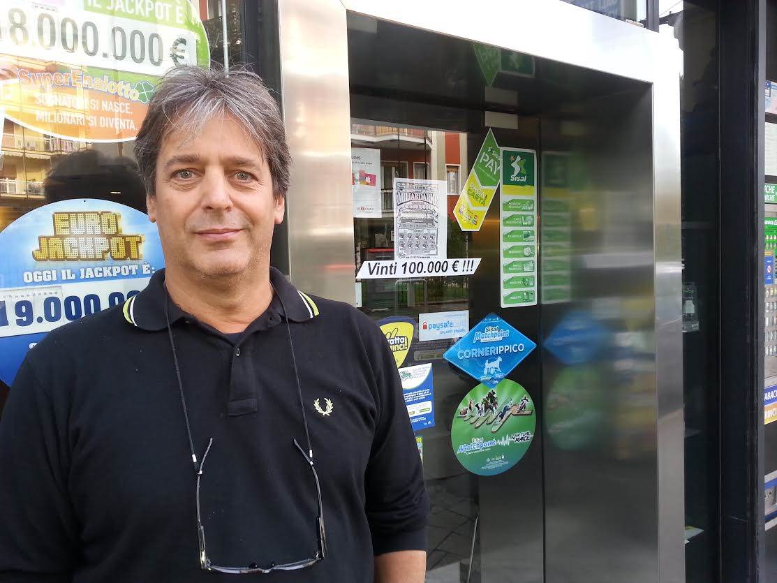 Il bel gesto del tabaccaio: trova 15 mila euro e li restituisce