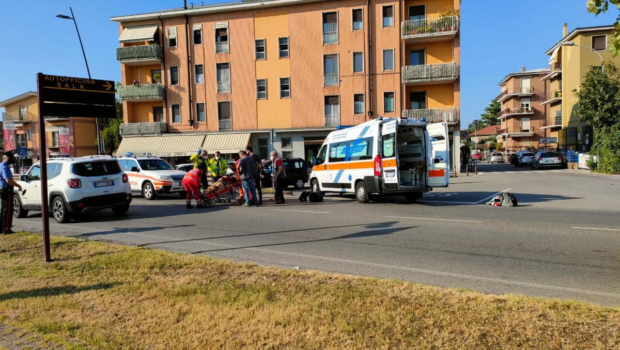 Grave incidente tra auto e moto a Lesmo, paura per un centauro