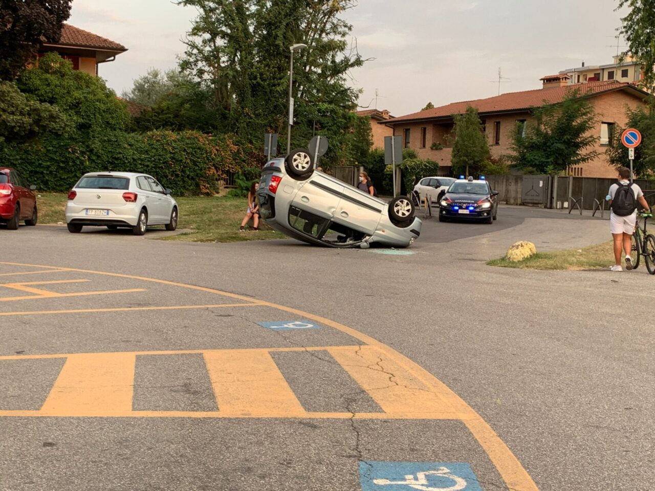 Auto si ribalta in un parcheggio, paura per due 19enni